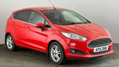 Used Ford Fiesta Zetec 101 HP (74 kW) 2016 Red Hatchback