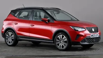 Usado Seat Arona SE Technology 110 CV (80 kW) 2023 Rojo SUV
