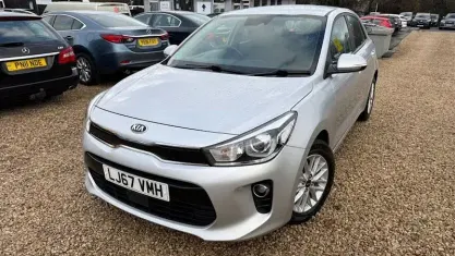 Usado Kia Rio 77 HP (56 kW) 2017 Prateado Citadino