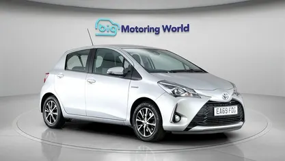 Used Toyota Yaris Hybrid 101 HP (74 kW) 2019 Silver Hatchback