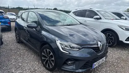 Used Renault Clio Iconic 101 HP (74 kW) 2020 Hatchback