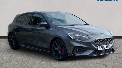Usado Ford Focus ST 280 CV (205 kW) 2021 Gris Utilitario