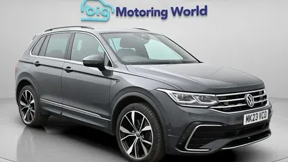 Begagnad VW Tiguan R-line 245 HK (180 kW) 2023 Grå SUV