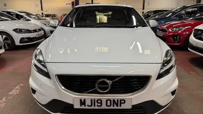 Begagnad Volvo V40 R-Design 122 HK (89 kW) 2019 Vit Halvkombi