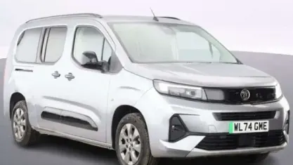 Käytetty Vauxhall Combo Ultimate 100 kW (136 HP) 2025 Harmaa Tila-auto