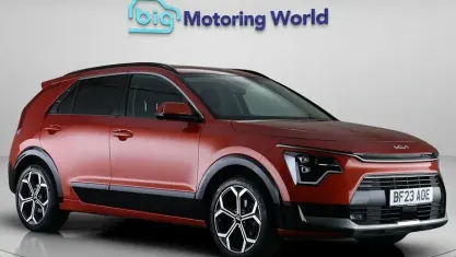 Usado Kia Niro 141 HP (103 kW) 2023 Laranja SUV