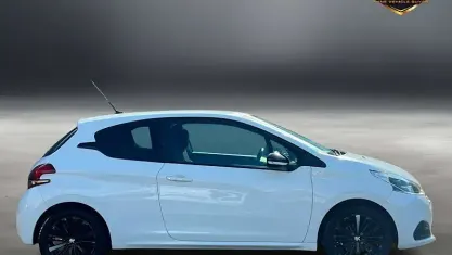 Used Peugeot 208 82 HP (60 kW) 2017 White Hatchback