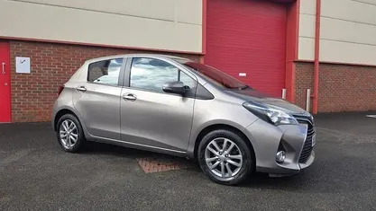 Used Toyota Yaris 99 HP (72 kW) 2015 Bronze Hatchback