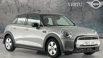 Usado Mini Cooper Classic 136 HP (100 kW) 2022 Prateado Citadino