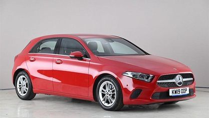 Begagnad Mercedes A180 Executive 116 HK (85 kW) 2019 Röd Halvkombi