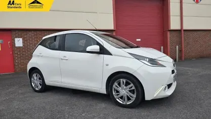 Used Toyota Aygo x-press 69 HP (50 kW) 2015 White Hatchback