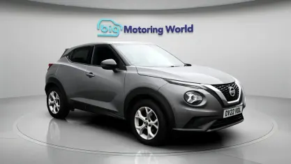 Begagnad Nissan Juke N-Connecta 114 HK (83 kW) 2022 Grå SUV