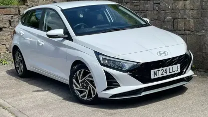Used Hyundai i20 Advanced 101 HP (74 kW) 2024 White Hatchback