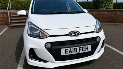 Used Hyundai i10 Premium 100 HP (73 kW) 2019 White Hatchback