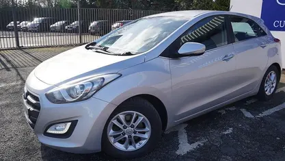 Usado Hyundai i30 SE 110 HP (80 kW) 2016 Prateado Citadino