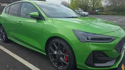 Begagnad Ford Focus Performance Edition 280 HK (205 kW) 2023 Grön Halvkombi
