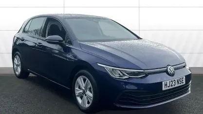 Begagnad VW Golf VIII Life 131 HK (96 kW) 2023 Blå Halvkombi