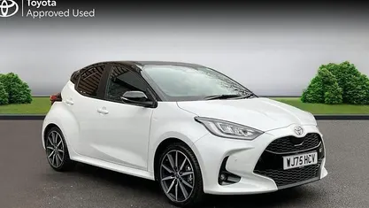 Used Toyota Yaris Hybrid Sport 131 HP (96 kW) 2025 Platinum white pearl bitone Hatchback