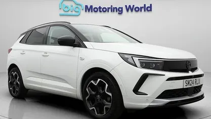 Begagnad Vauxhall Grandland X Ultimate 131 HK (96 kW) 2024 Vit SUV