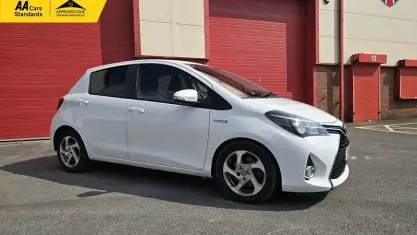 Used Toyota Yaris 101 HP (74 kW) 2016 White Hatchback