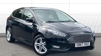 Begagnad Ford Focus Zetec 125 HK (91 kW) 2017 Svart Halvkombi