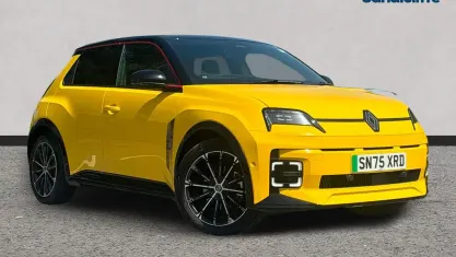 Used Renault R5 Iconic 89 kW (122 HP) 2025 Yellow/black Hatchback