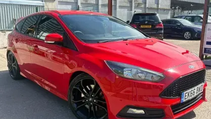 Used Ford Focus ST 250 HP (183 kW) 2016 Red Hatchback