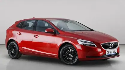 Used Volvo V40 Momentum 120 HP (88 kW) 2018 Red Hatchback