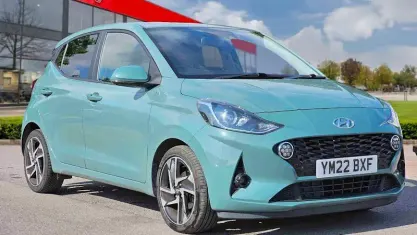 Used Hyundai i10 Premium 67 HP (49 kW) 2022 Green Hatchback