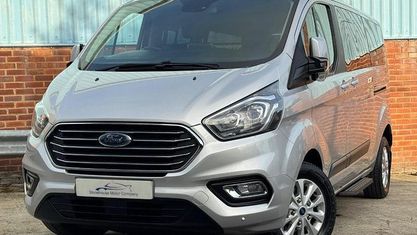 Usado Ford Tourneo Zetec 131 HP (96 kW) 2023 Monovolume