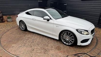 Käytetty Mercedes C300 AMG Line Premium 245 HP (180 kW) 2016 Valkoinen Coupe - kaksiovinen