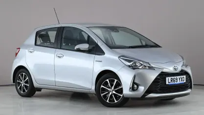 Used Toyota Yaris Hybrid 101 HP (74 kW) 2019 Silver Hatchback