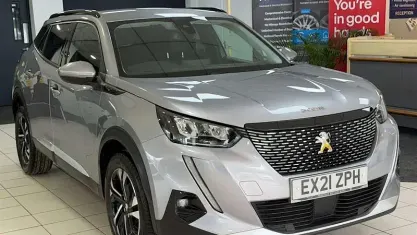 Usado Peugeot 2008 Allure Premium 101 CV (74 kW) 2021 Gris SUV