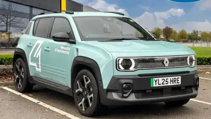 Used Renault 4 E-Tech Komfort 110 kW (150 HP) 2025 Green SUV