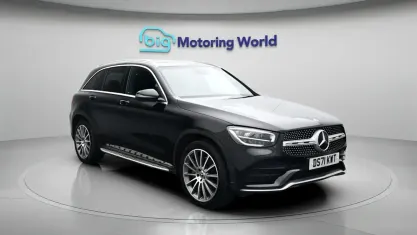 Usado Mercedes GLC300 AMG line 245 CV (180 kW) 2022 Negro Familiar
