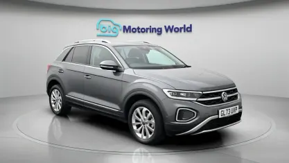 Usado VW T-Roc Style 150 HP (110 kW) 2024 Cinzento SUV