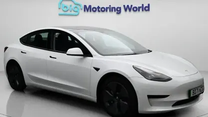Używany Tesla Model 3 Standard Range Plus 222 kW (302 KM) 2021 Biały Sedan/Limuzyna