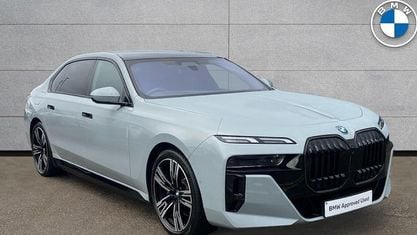 Begagnad BMW i7 M Sport 334 kW (455 HK) 2025 Grå Sedan