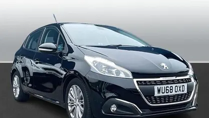 Used Peugeot 208 Signature Sky 82 HP (60 kW) 2019 Hatchback