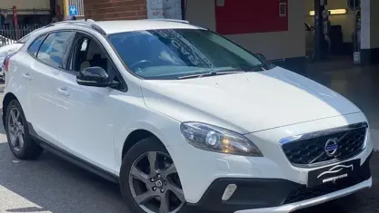 Used Volvo V40 114 HP (83 kW) 2014 White Hatchback