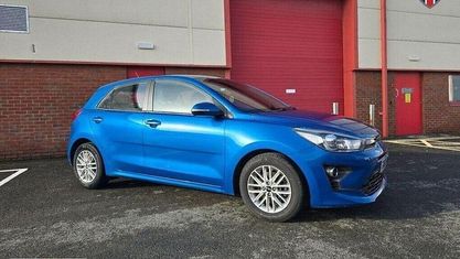 Begagnad Kia Rio 101 HK (74 kW) 2022 Blå Halvkombi
