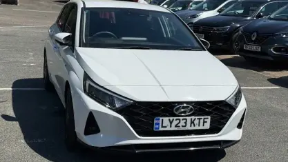 Used Hyundai i20 Premium 101 HP (74 kW) 2023 White Hatchback