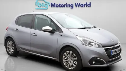 Used Peugeot 208 Signature Sky 82 HP (60 kW) 2019 Hatchback