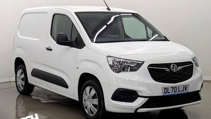 Usado Vauxhall Combo Sportive 101 HP (74 kW) 2020 Branco Monovolume