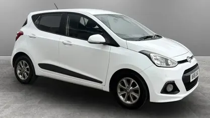 Used Hyundai i10 Premium 87 HP (63 kW) 2016 White Hatchback