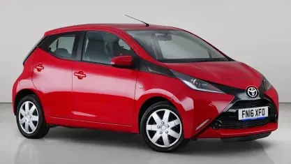Used Toyota Aygo X-play 69 HP (50 kW) 2016 Red Hatchback