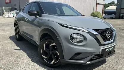 Begagnad Nissan Juke N-Connecta 114 HK (83 kW) 2023 Grå SUV