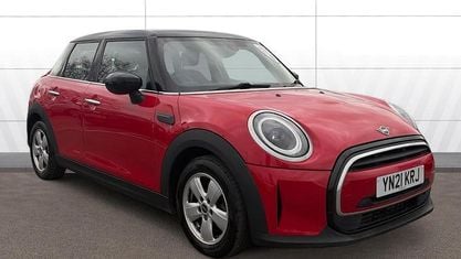 Używany Mini Cooper Classic 136 KM (100 kW) 2021 Czerwony Hatchback