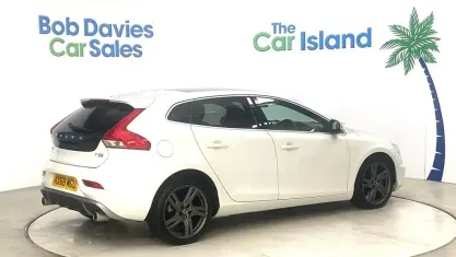 Used Volvo V40 R-Design Pro 152 HP (111 kW) 2018 White Hatchback