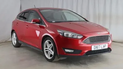 Used Ford Focus Zetec 125 HP (91 kW) 2017 Red Hatchback